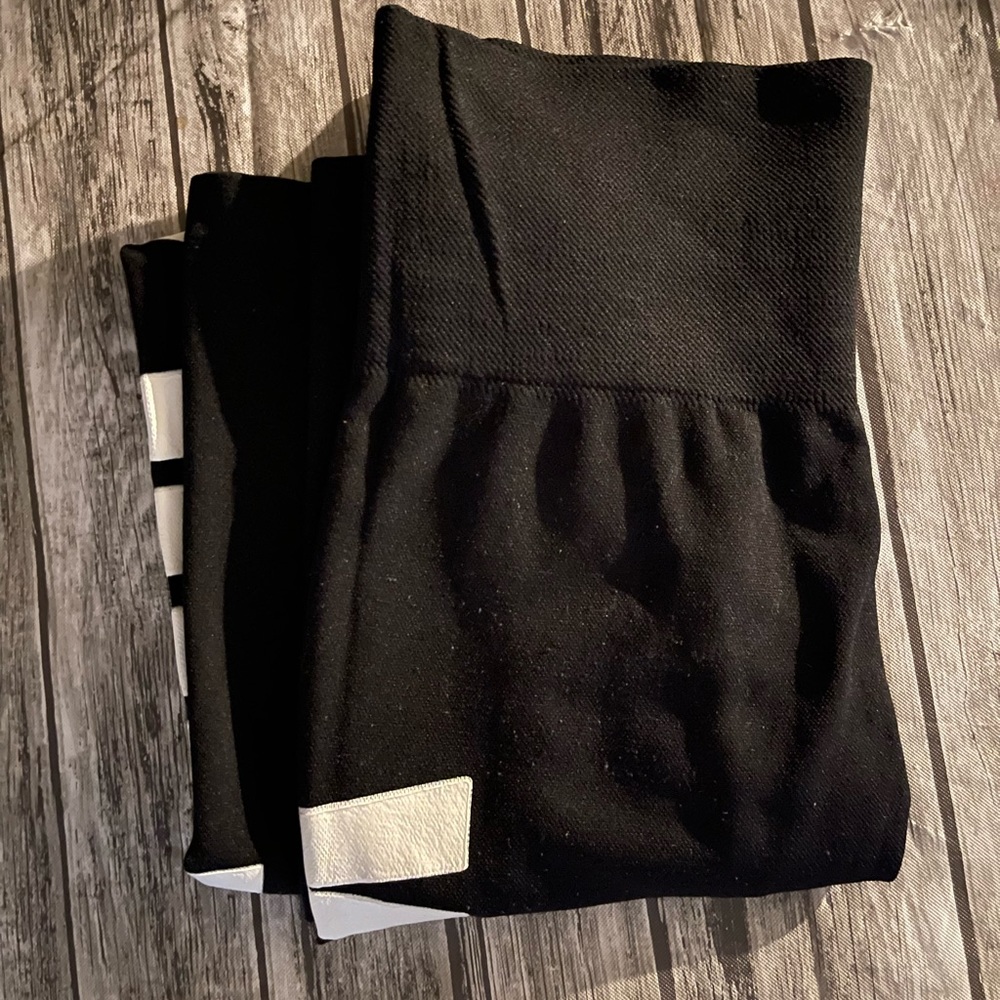 Workout leggings, very stretchy, havent ever been worn.